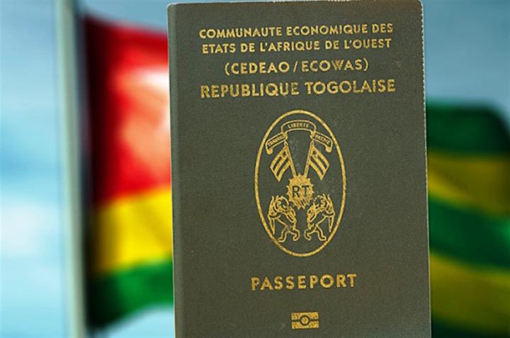 Passeport biométrique CEDEAO de la République Togolaise devant le drapeau national